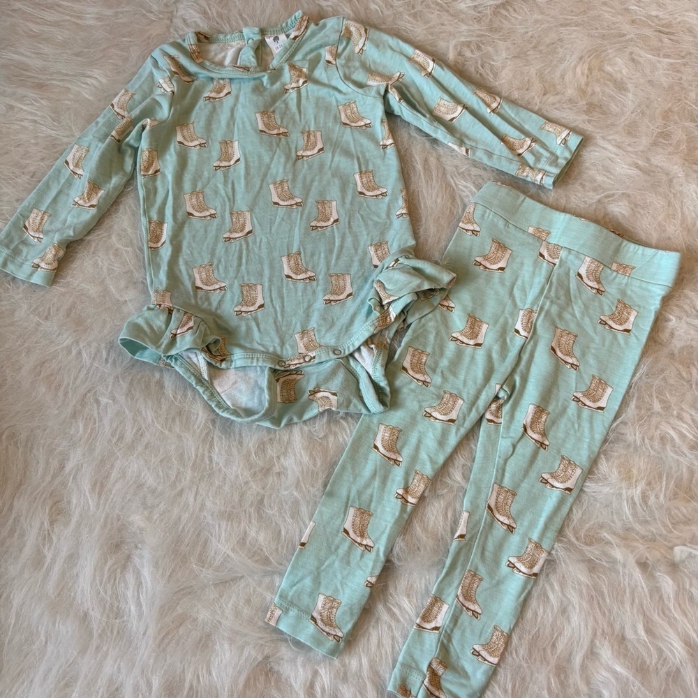 Kate Quinn Bamboo Set with Ice Skate Print